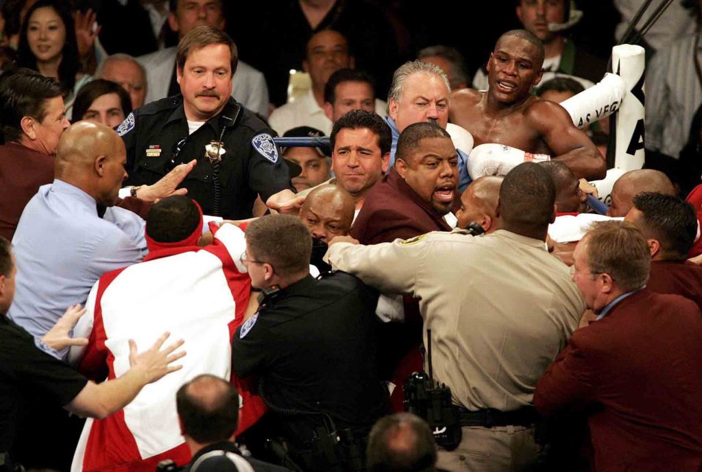 trifulca en la pelea mayweather contra judah que tuvieron que separar la policía en combate de boxeo